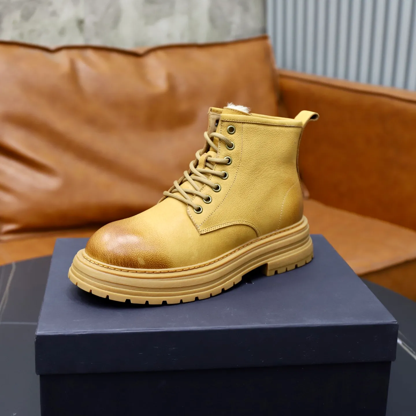 Ex-factory price: 680💰Thick wool imported from Australia Brand: UGG genuine purchasing agent Size: 38-44 (customized in 45) Grade: Official website 1:1 Material: First-layer genuine leather waterproof and antifreeze upper Real wool lining Original non-slip Soft wear-resistant outsole Style category: Men's casual shoes Trendy style Comfortable on the feet Color: Official website color synchronization